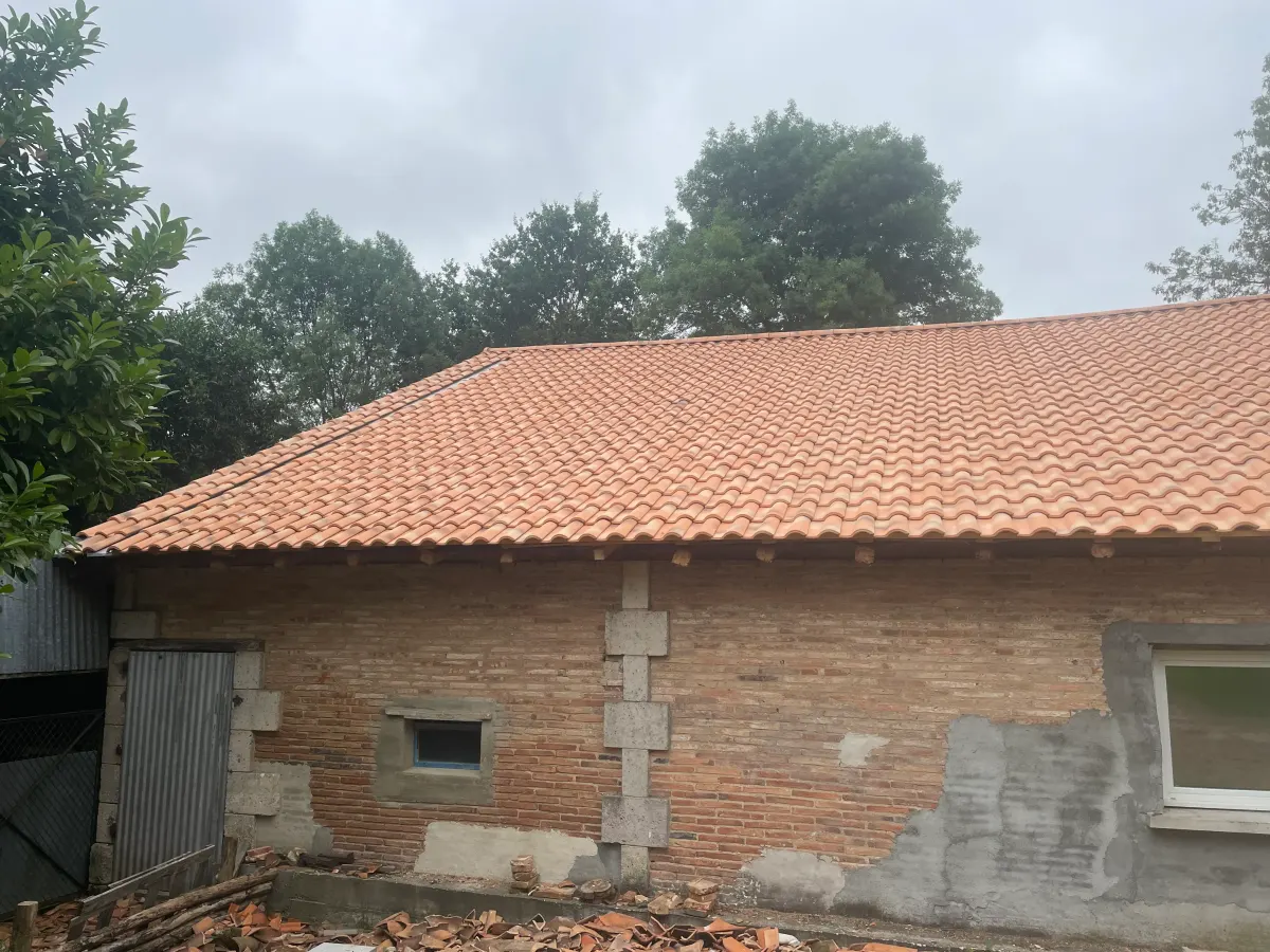 Toiture ancienne avant rénovation, partie bâchée pour la mise hors d'eau