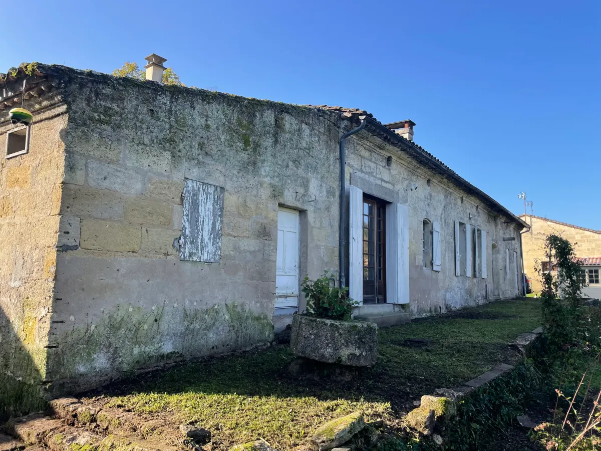 Façade en pierre avant rénovation