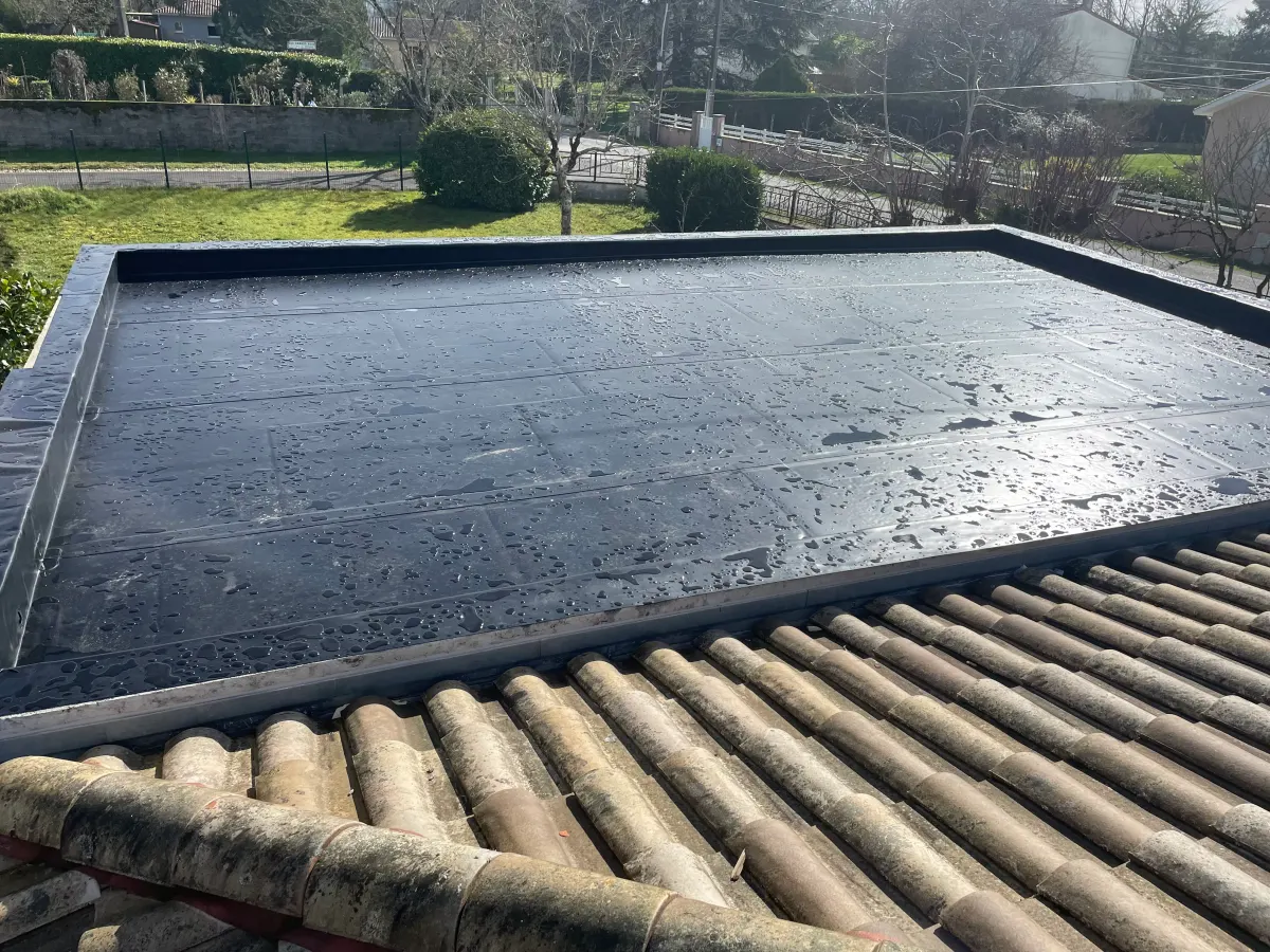 Toit plat terminé avec membrane d'étanchéité EPDM